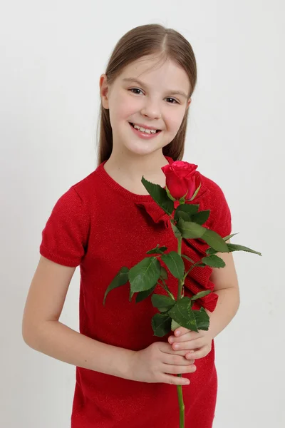 Junges Mädchen und rote Rosen — Stockfoto