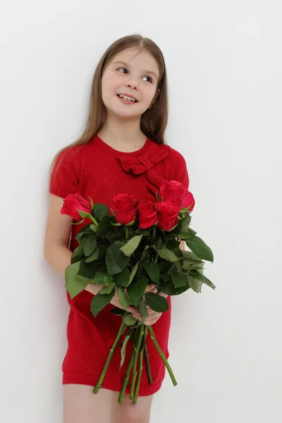 Chica joven y rosas rojas — Foto de Stock