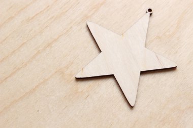 Ahşap masadaki şenlik dekorunu kapat.