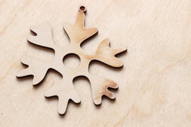 Ahşap masadaki şenlik dekorunu kapat.