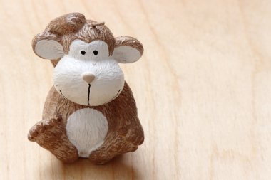 Ahşap masadaki şenlik dekorunu kapat.