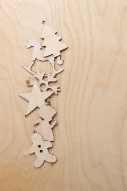 Ahşap masadaki şenlik dekorunu kapat.