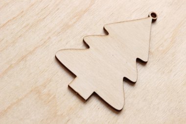 Ahşap masadaki şenlik dekorunu kapat.