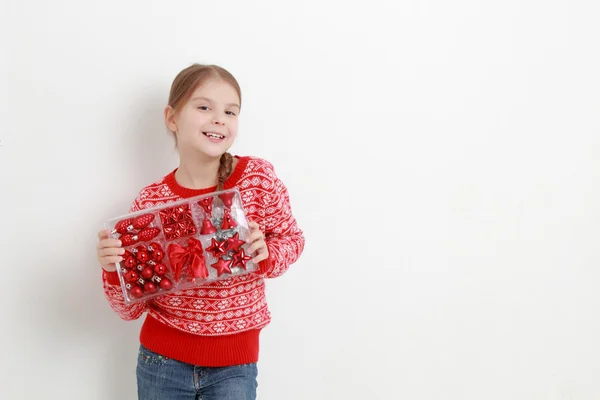 Buźkę Dziecko Sobie Piękny Czerwony Sweter Trzymając Świątecznych Dekoracji — Zdjęcie stockowe