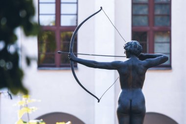 BYDGOSZCZ, POLAND - 30 Temmuz 2021. Okçu heykeli, şehrin sembollerinden biri.