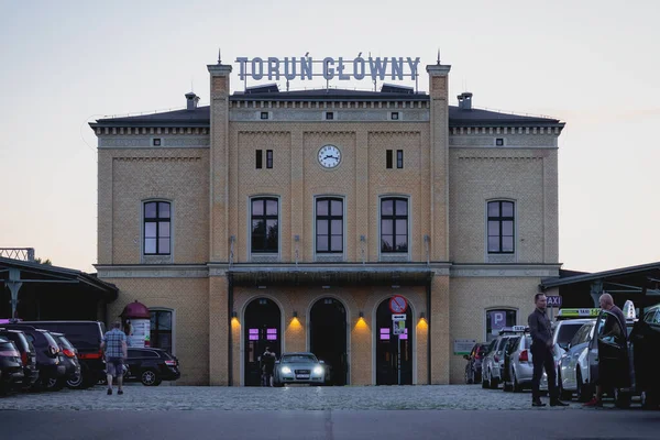 ポーランドのトルン 2021年8月10日 夕景のトログニー駅 トルン本駅 — ストック写真