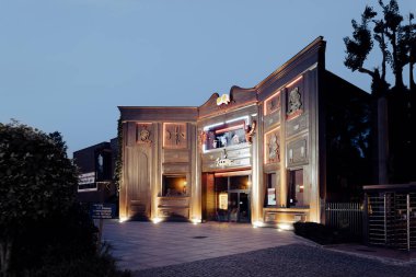 Torun, Polonya - 9 Ağustos 2021. Baj Pomorski - gece aydınlatılmış ünlü kukla tiyatrosu