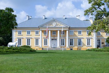 Racot, Polonya - 4 Eylül 2021. Racot Palace 'ın yaz manzarasının ön görüntüsü.