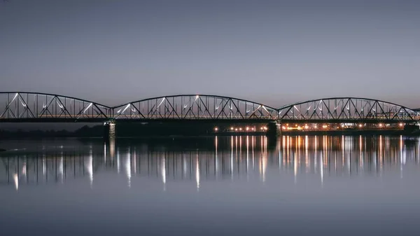 Malerischer Abendblick Auf Eine Große Beleuchtete Brücke Mit Wasserspiegelungen — Stockfoto