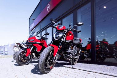 Poznan, Polonya - 28 Nisan 2025. Bir bayinin önünde yepyeni Ducati motosikletleri..