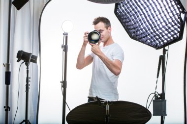 Genç pro fotoğrafçı ile dijital fotoğraf makinesi