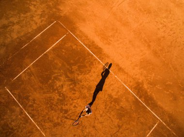 Havadan çekim sırasında bir kortta tenis oyuncusu maç 
