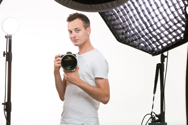 Junger Profi-Fotograf mit Digitalkamera — Stockfoto