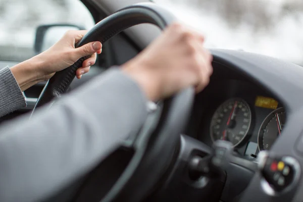 Fahrerhände am Steuer eines Autos auf einer Autobahn — Stockfoto