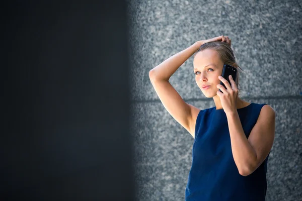 Красивая, молодая деловая женщина разговаривает по телефону — стоковое фото