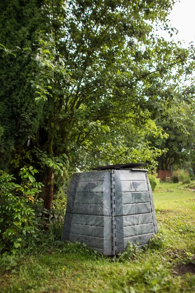 Composter di plastica in un giardino — Foto Stock