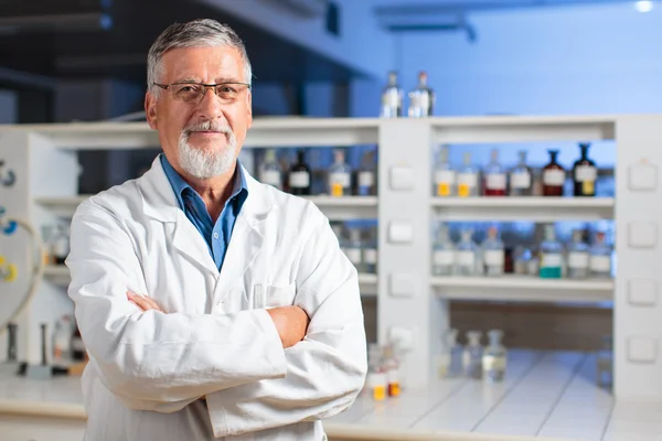 Senior chemie professor/arts in een lab — Stockfoto