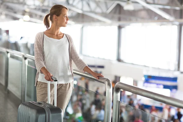 Jeune passagère à l'aéroport, sur le point de s'enregistrer — Photo