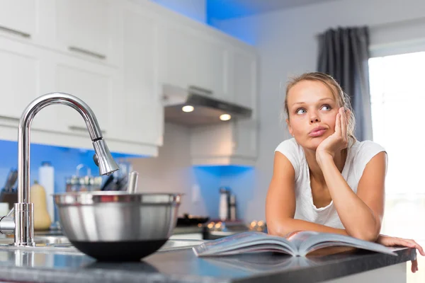 Mujer bonita y joven en su cocina moderna, limpia y luminosa —  Fotos de Stock