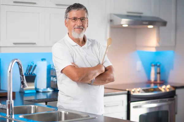 Homme âgé debout dans sa cuisine rénovée et moderne, — Photo