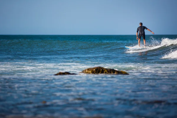 Niño surfeando la ola en un día soleado — Foto de Stock