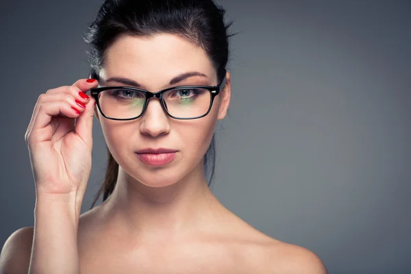 Retrato de una joven bonita sonriente con gafas —  Fotos de Stock