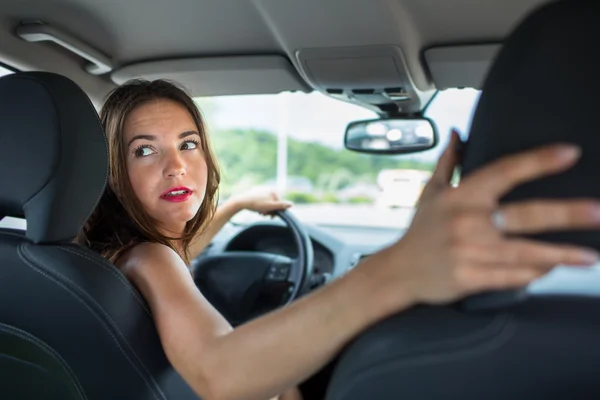 Jeune, femme conduisant une voiture, rentrant du travail — Photo