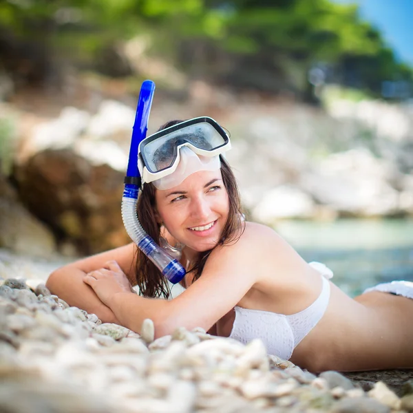 Linda, jovem mulher em uma praia — Fotografia de Stock