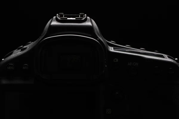 Професійна сучасна камера DSLR низький ключ фотографія/зображення — стокове фото