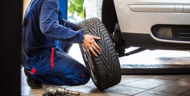 Bir garaj içinde - tekerlekler/tires değiştirme 