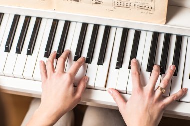 Oynarken piyano (sığ Dof; Renk tonlu görüntü)