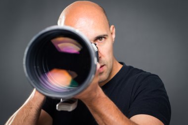 Genç, onun Studio pro erkek fotoğrafçı