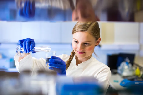 Portret van een vrouwelijke onderzoeker in een chemie lab — Stockfoto