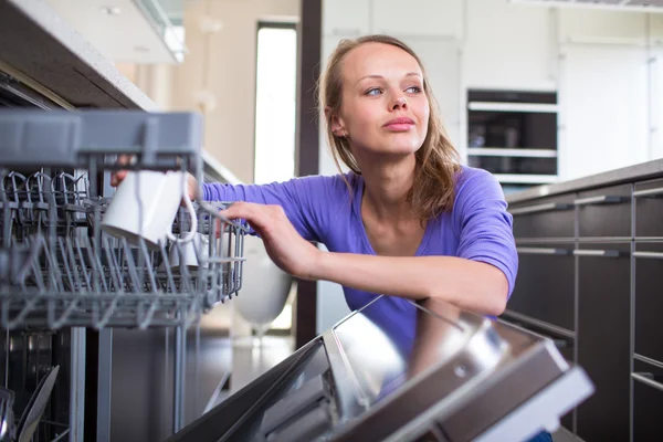 Mujer bonita y joven en su cocina moderna y bien equipada — Foto de Stock