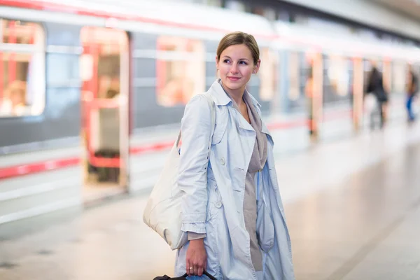 Elegante, kluge, junge Frau in der U-Bahn — Stockfoto