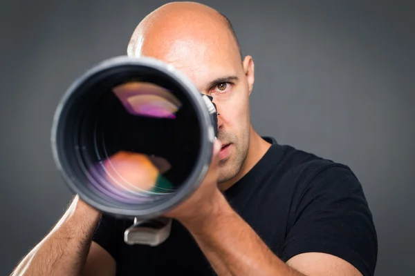 Jovem, profissional fotógrafo masculino em seu estúdio — Fotografia de Stock