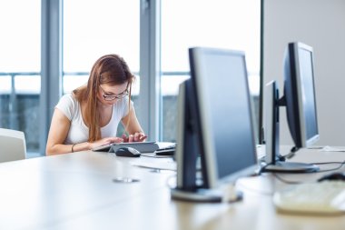 Güzel, Bayan öğrenci çalışma odasında onun tablet compuet kullanarak