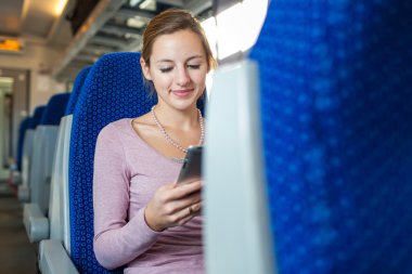 trenle seyahat ederken onun tablet bilgisayar kullanan genç kadın