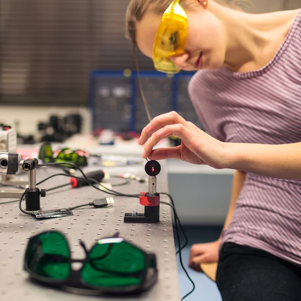 Cientista feminina realizando experimentos de pesquisa — Fotografia de Stock