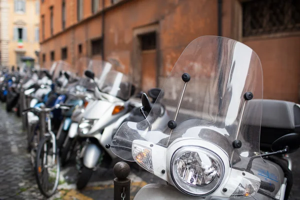 Row of motorbikes and scooters parked in one of the streets — Stock Photo, Image