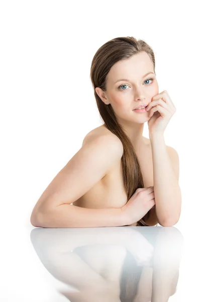 Krásná, mladá žena izolovaných na bílém pozadí s refle — Stock fotografie
