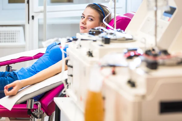 Junge Frau spendet Blut in modernem Krankenhaus — Stockfoto
