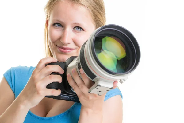 Bella fotografa donna con fotocamera digitale - DSLR e un abbraccio — Foto Stock