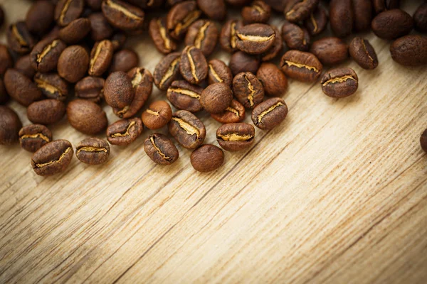 따뜻한 빛 나무 책상에 커피 콩 — 스톡 사진
