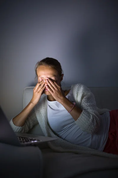 Mycket trött ung kvinna, brinnande midnigh oljan - jobbar sent — Stockfoto