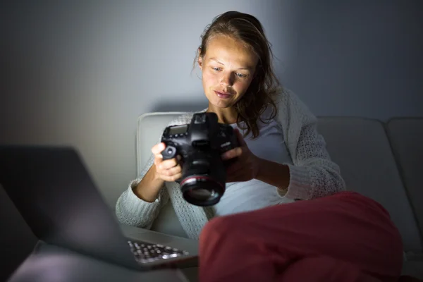 Mycket trött ung kvinna, brinnande midnigh oljan - jobbar sent — Stockfoto