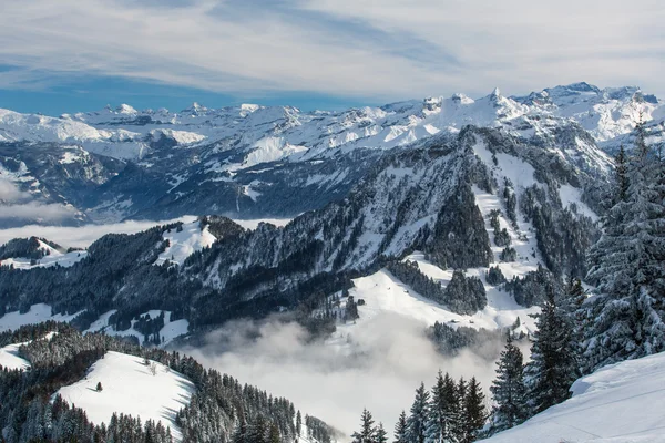 Fantastisk vinter alpina landskap med höga berg — Stockfoto