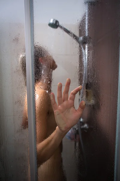 Mujer joven tomando una ducha larga caliente — Foto de Stock