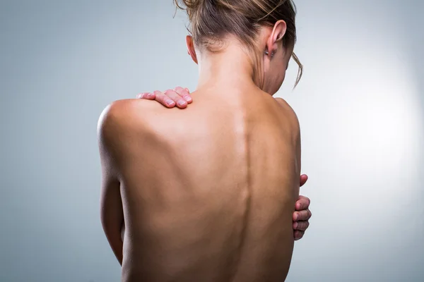 Portret van de schoonheid van een mooie vrouwelijke model terug — Stockfoto