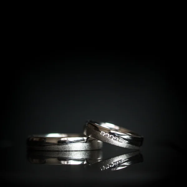 Detalles del día de la boda - dos preciosos anillos de bodas de oro a la espera de t — Foto de Stock